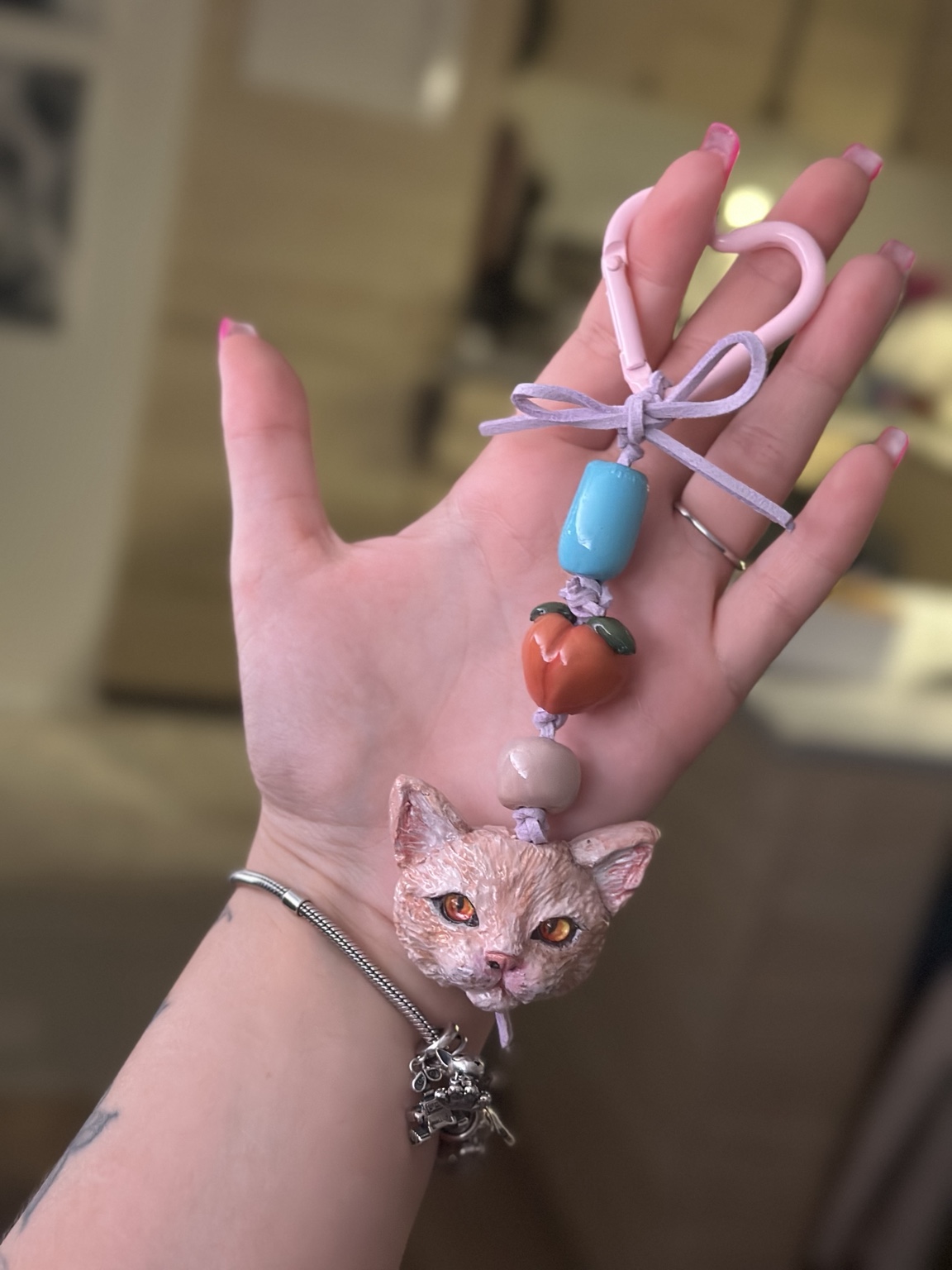 Розовый кот с декоративными бусинами